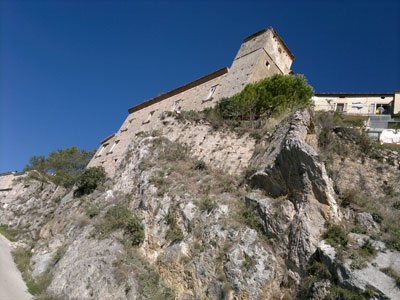 palazzo Abbamonte sulla roccia incombe sul passante